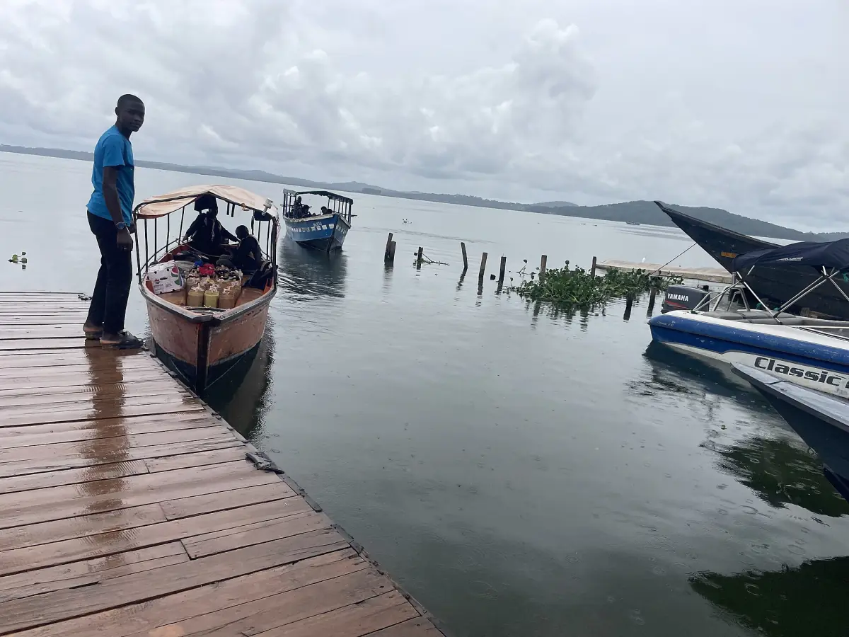 Holzboote am Victoriasee in Uganda
