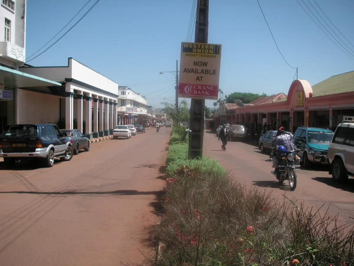 Die Main Street in Jinja mit Arkaden vor den Läden