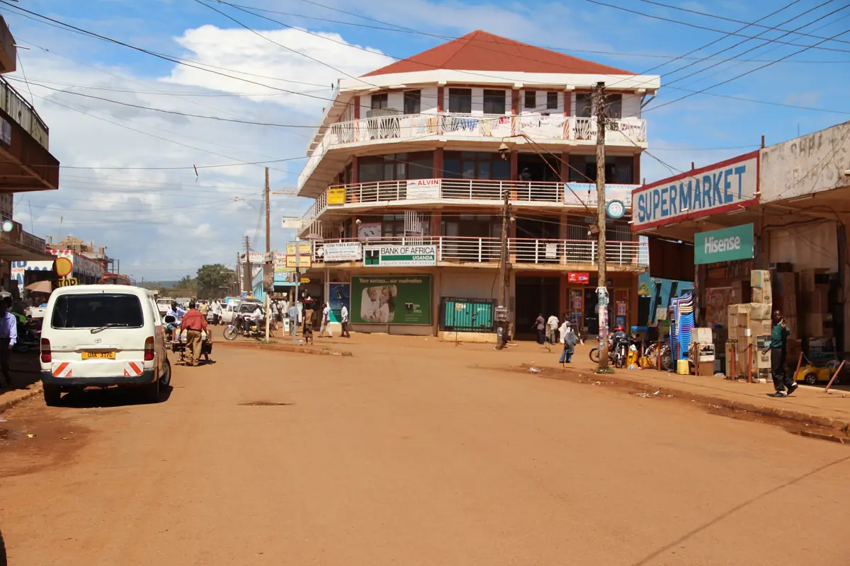 Eine Straße im Zentrum von Jinja