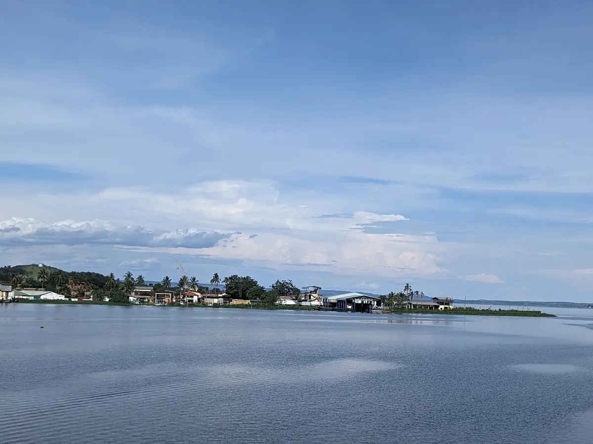 Der Victoriasee vom Ufer im Distrikt Jinja