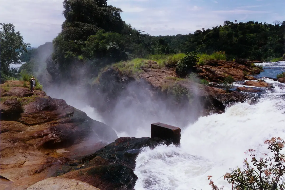 De Nijl baant zich een weg door de kloof bij Murchison Falls