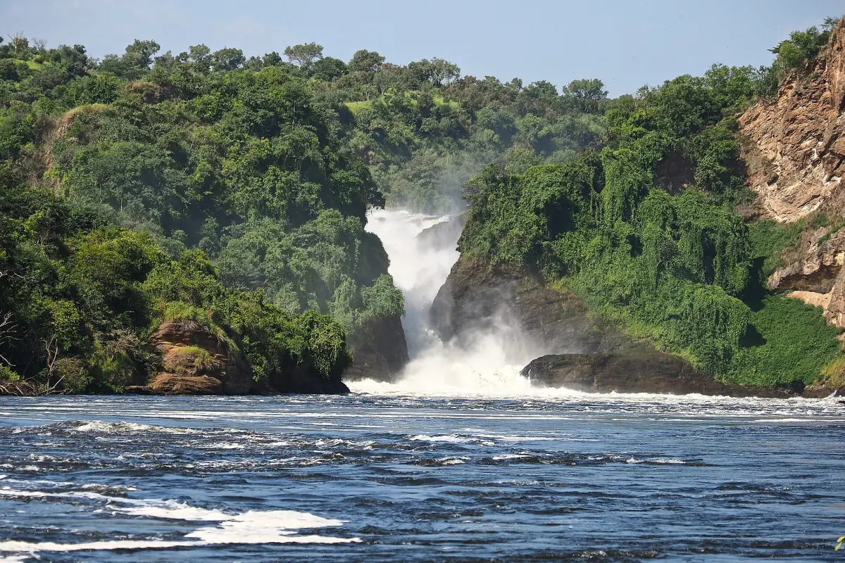 Die Murchison Falls vom Fluss unterhalb gesehen