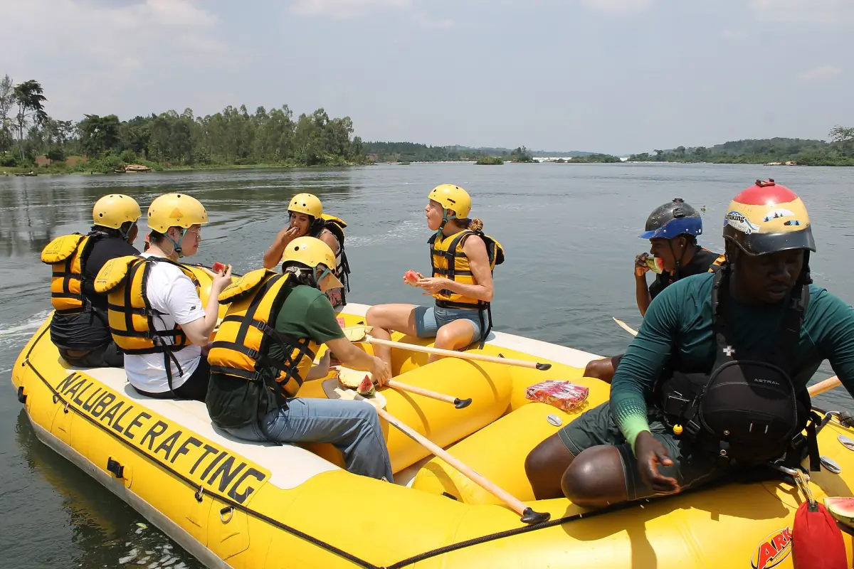 Eine Raftinggruppe mit Helmen und Schwimmwesten auf dem Nil