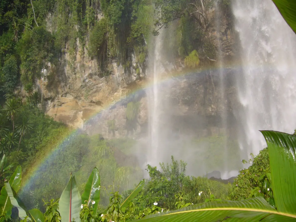 Ein Regenbogen in der Gischt des mittleren Sipi-Falls