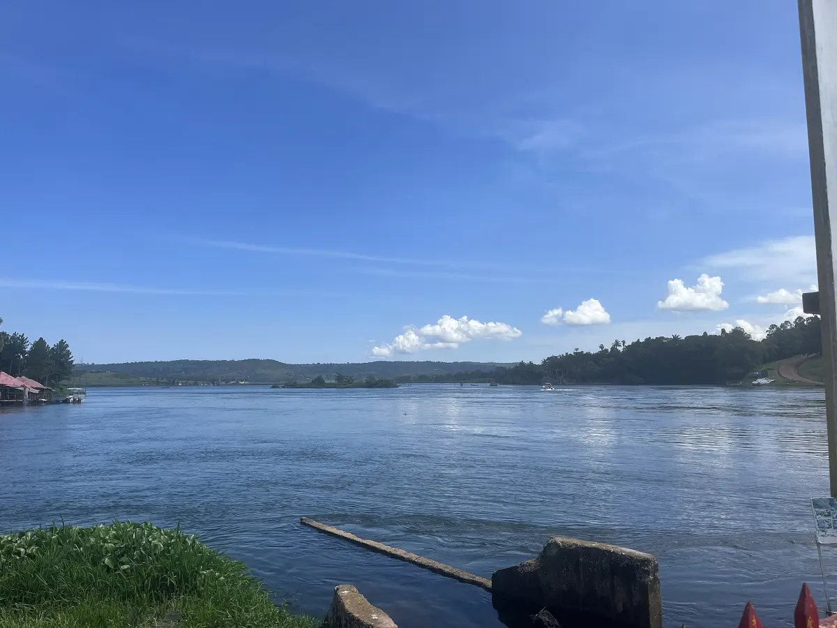 Het kalme, brede water bij de bron van de Nijl in Jinja