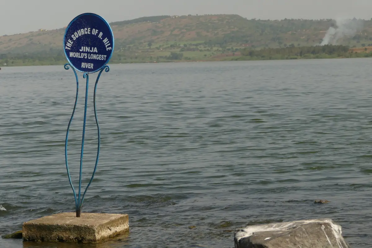 Die Markierung der Nilquelle im Wasser bei Jinja