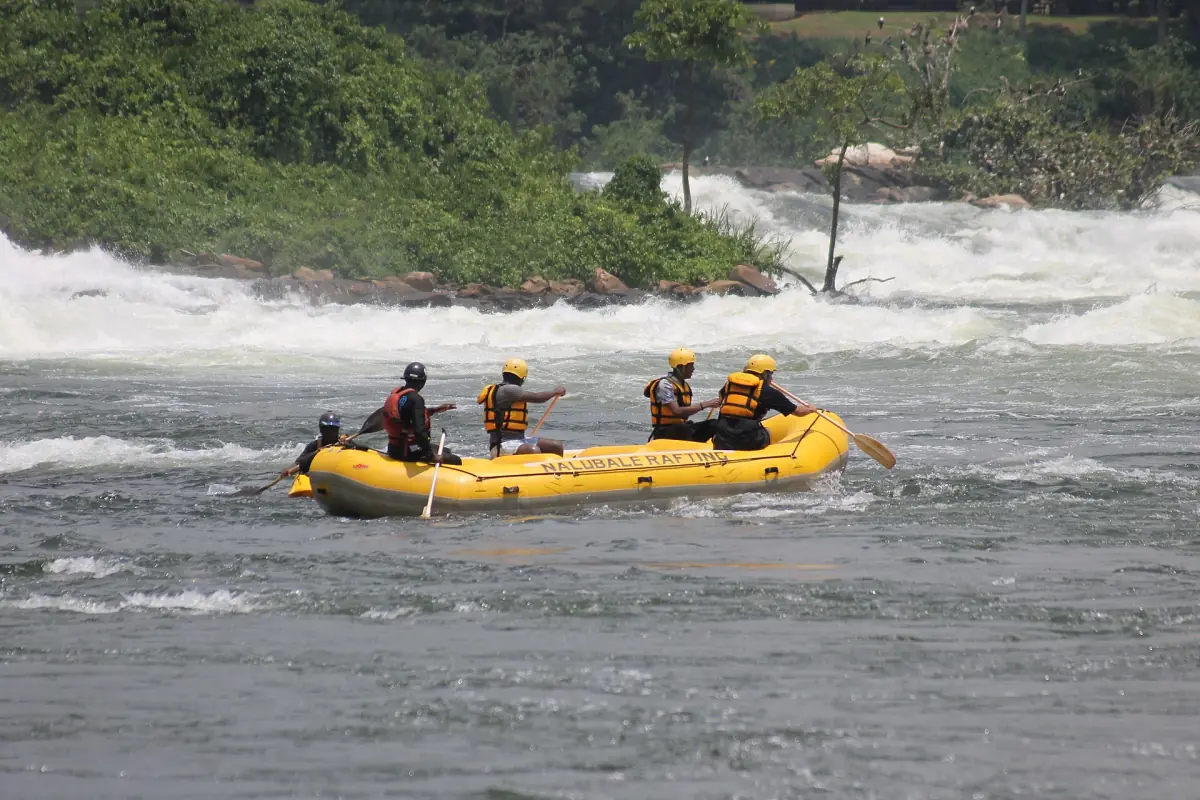 Ein gelbes Schlauchboot in den Stromschnellen des Nils bei Jinja